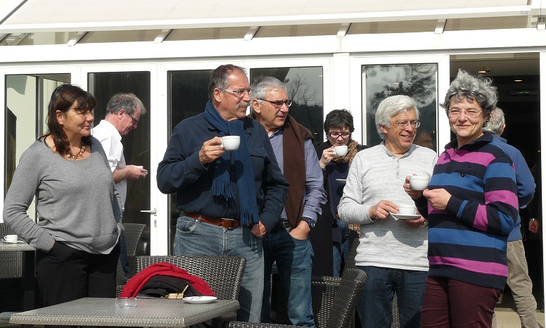 on prend le café, en terrasse, sous le soleil !!
